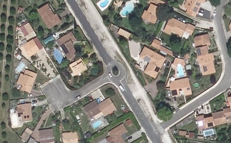 Vue aérienne du Rond-point anonyme n°25983602