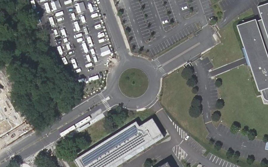 Vue aérienne du Rond-point anonyme n°25983913