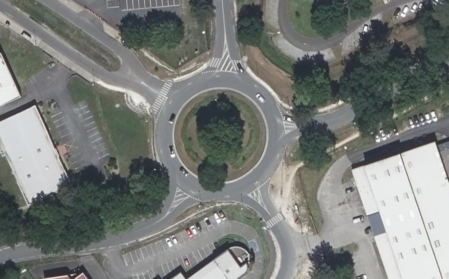 Vue aérienne du Rond-point anonyme n°25984023