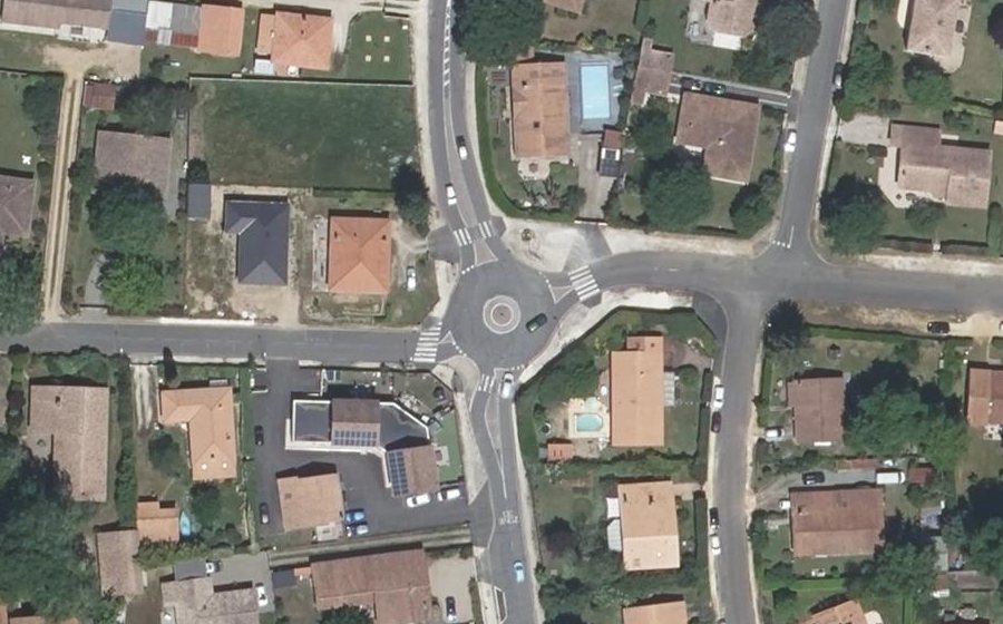 Vue aérienne du Rond-point anonyme n°25984243
