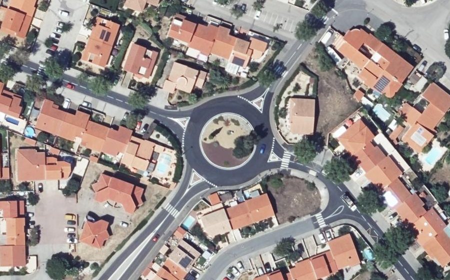 Vue aérienne du Rond-point anonyme n°25984328
