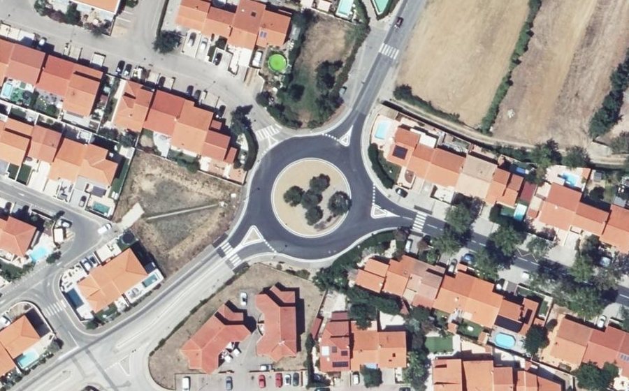 Vue aérienne du Rond-point anonyme n°25984766
