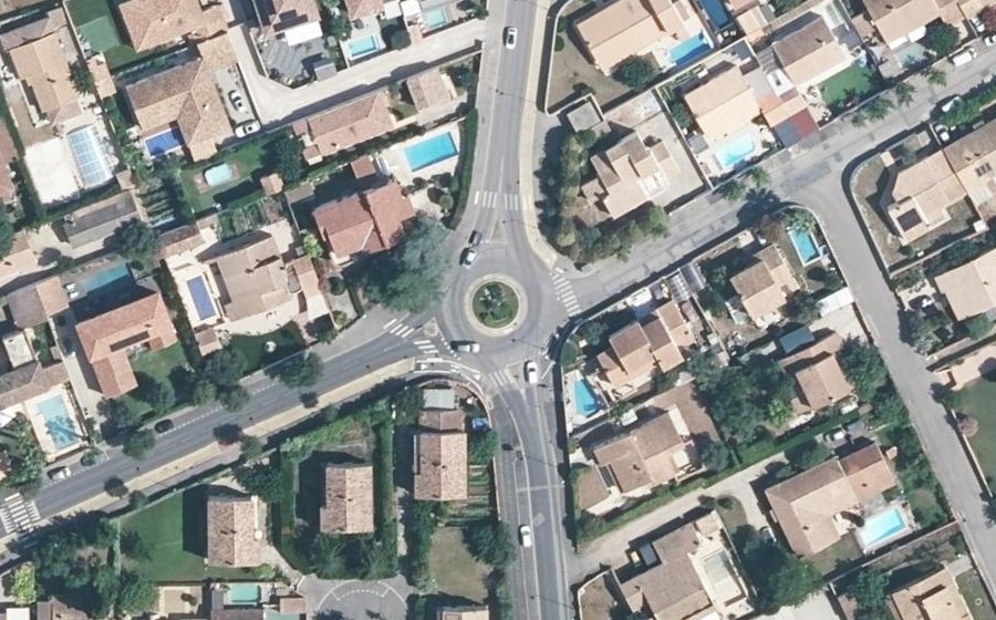 Vue aérienne du Rond-point anonyme n°25985031