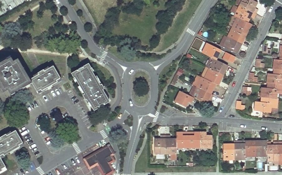 Vue aérienne du Rond-point anonyme n°259903613