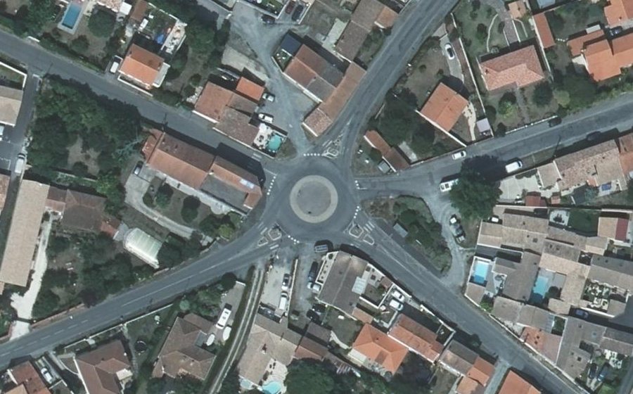 Vue aérienne du Rond-point anonyme n°25991420