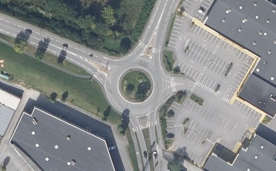 Vue aérienne du Rond-point anonyme n°259940272
