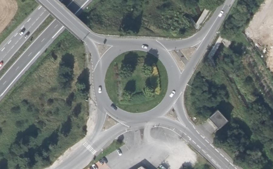 Vue aérienne du Rond-point anonyme n°259940277