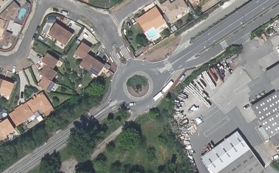 Vue aérienne du Rond-point anonyme n°25997398