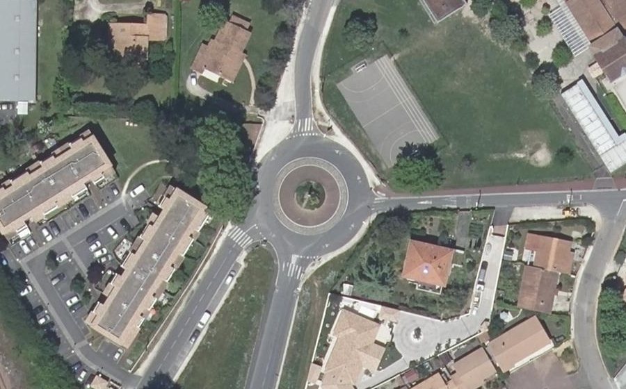 Vue aérienne du Rond-point anonyme n°25997422