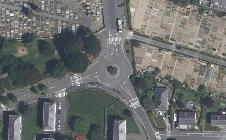Vue aérienne du Rond-point anonyme n°260096129