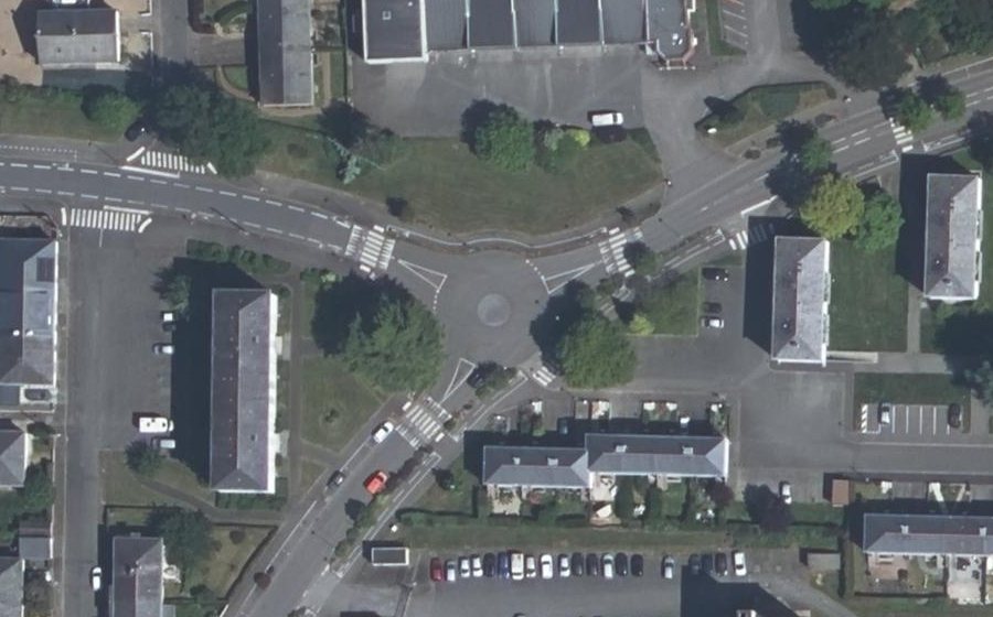Vue aérienne du Rond-point anonyme n°260096135
