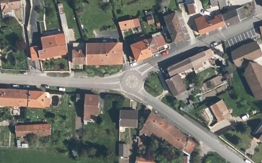 Vue aérienne du Rond-point anonyme n°260126038
