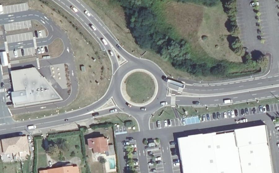 Vue aérienne du Rond-point anonyme n°260134777