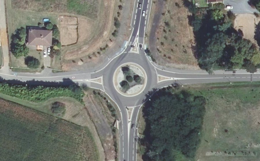 Vue aérienne du Rond-point anonyme n°260134778
