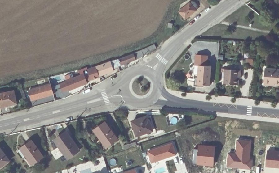 Vue aérienne du Rond-point anonyme n°260167162
