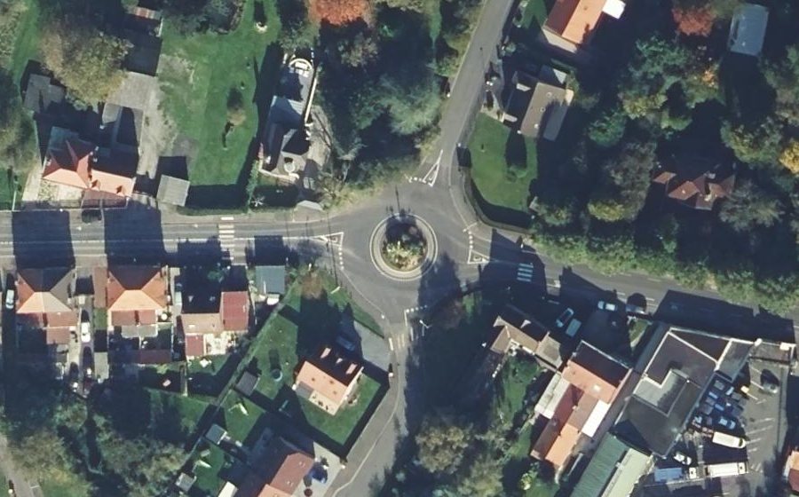 Vue aérienne du Rond-point anonyme n°260181817