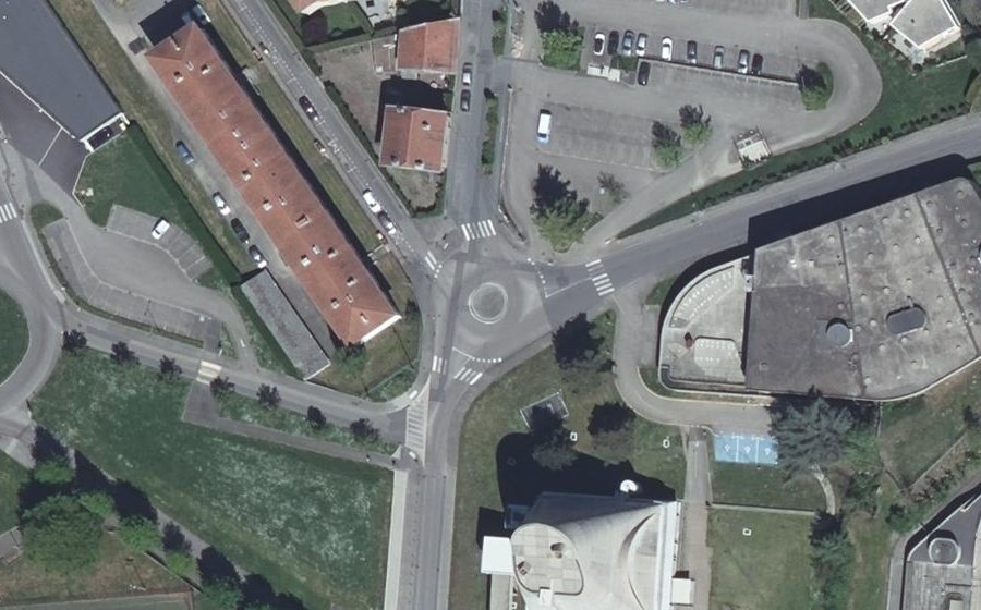 Vue aérienne du Rond-point anonyme n°260246414