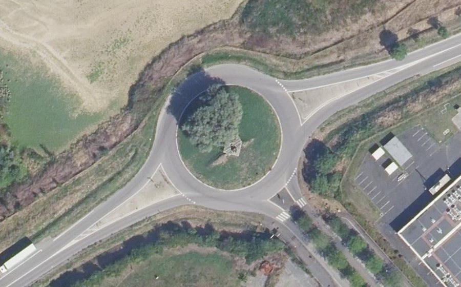 Vue aérienne du Rond-point anonyme n°26027025