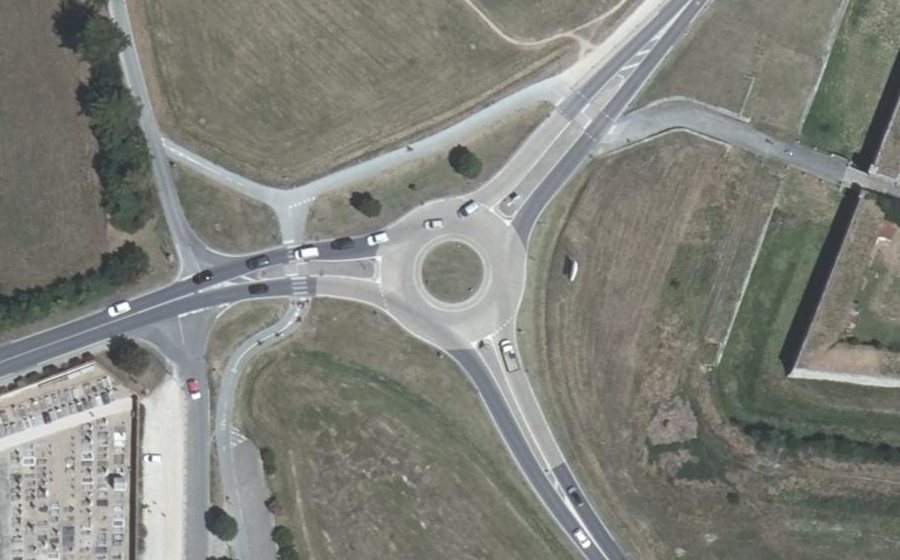 Vue aérienne du Rond-point anonyme n°26037489