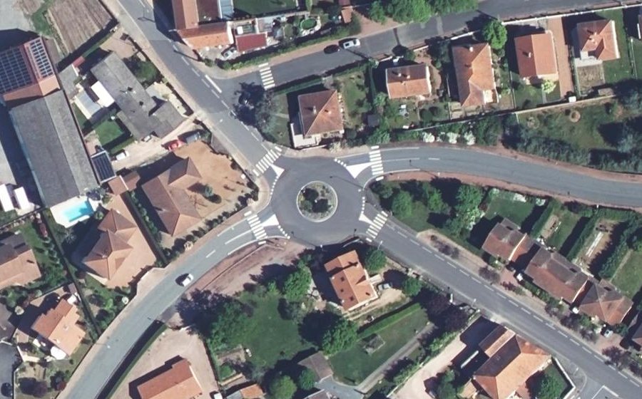 Vue aérienne du Rond-point anonyme n°26045642