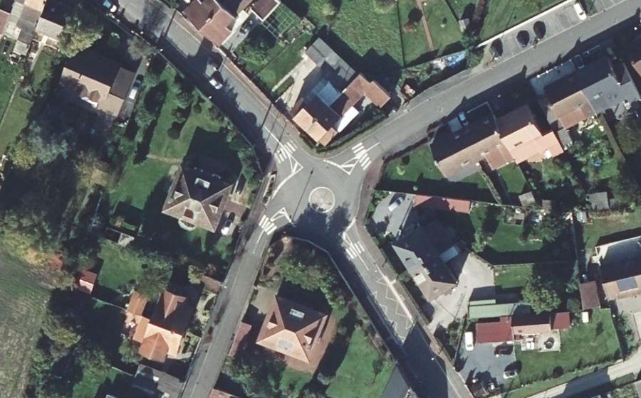 Vue aérienne du Rond-point anonyme n°260481850