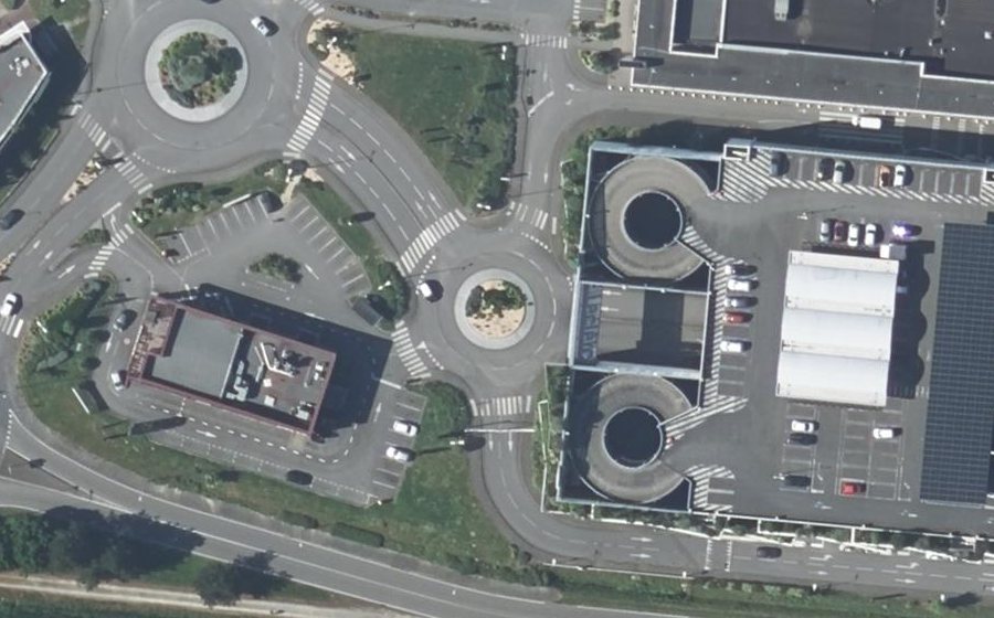 Vue aérienne du Rond-point anonyme n°260518488