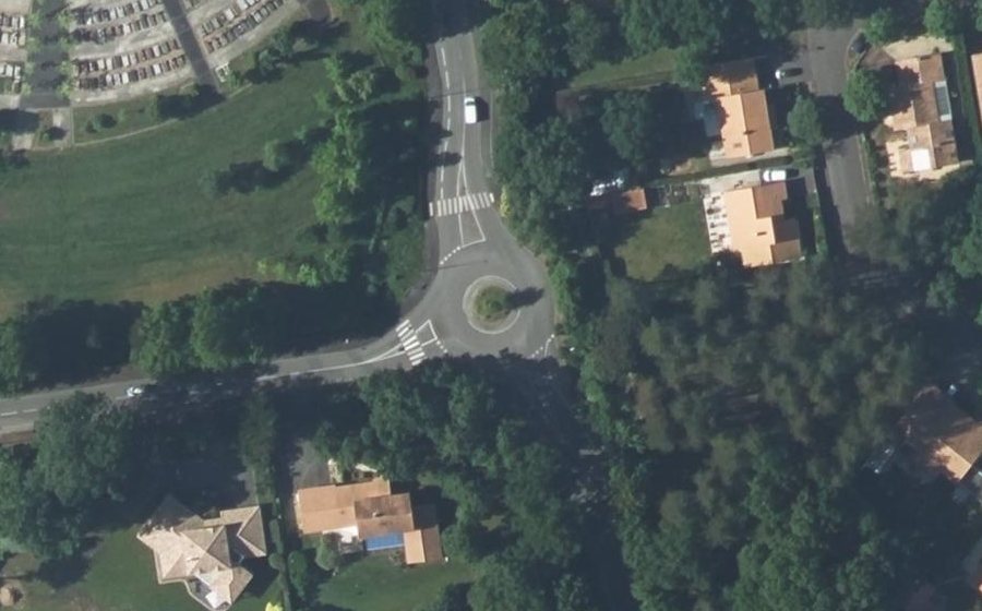 Vue aérienne du Rond-point anonyme n°260518859