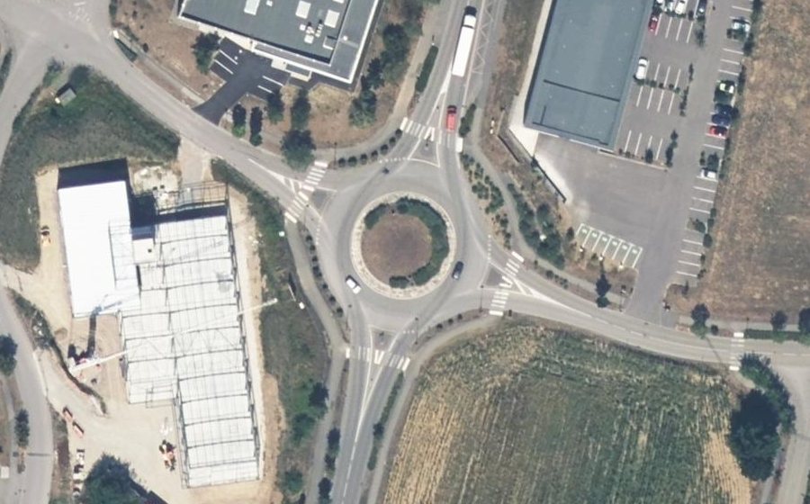 Vue aérienne du Rond-point anonyme n°260595473