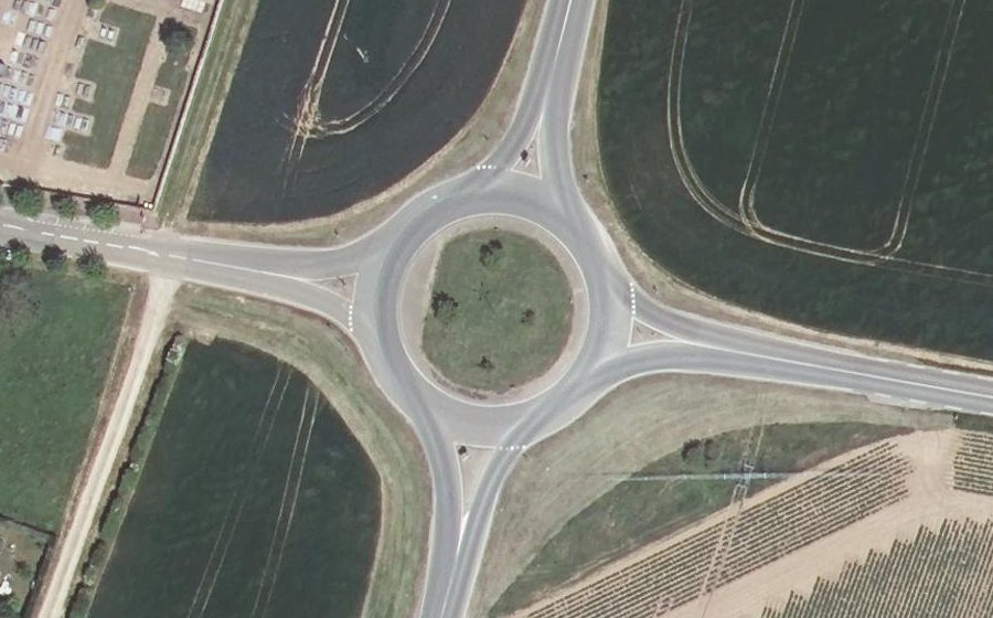 Vue aérienne du Rond-point anonyme n°260638036