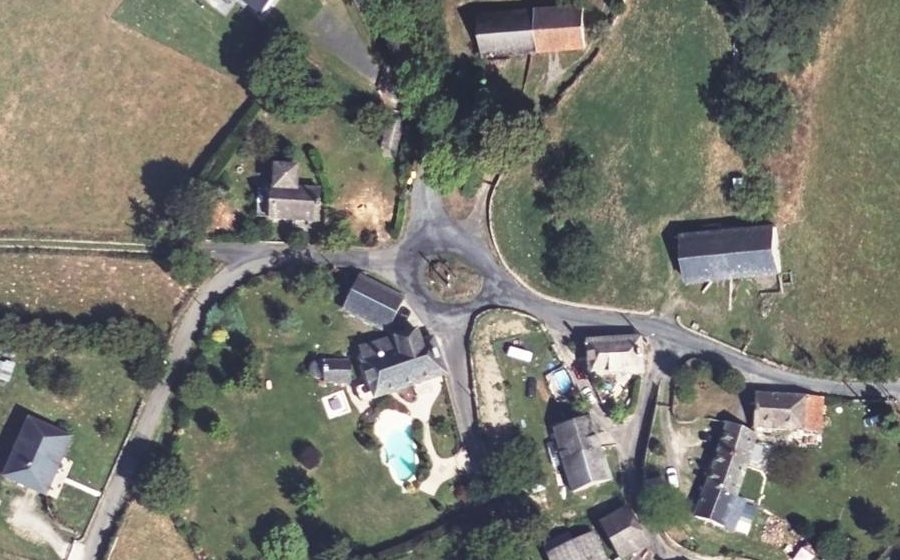 Vue aérienne du Rond-point anonyme n°260664738