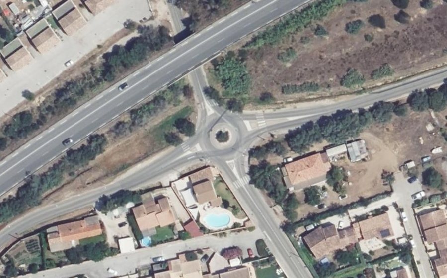 Vue aérienne du Rond-point anonyme n°26071754