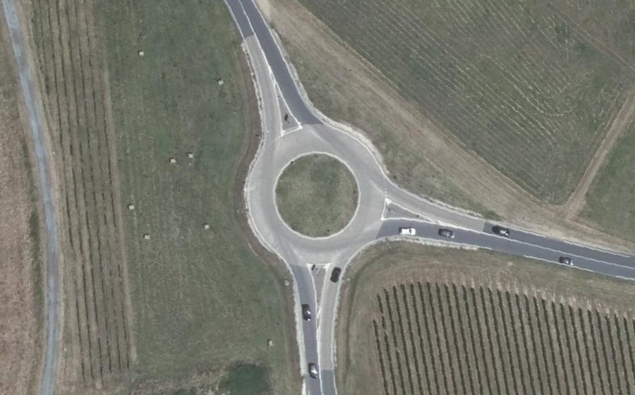Vue aérienne du Rond-point anonyme n°26072466