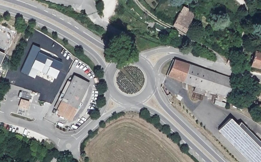 Vue aérienne du Rond-point anonyme n°260743505