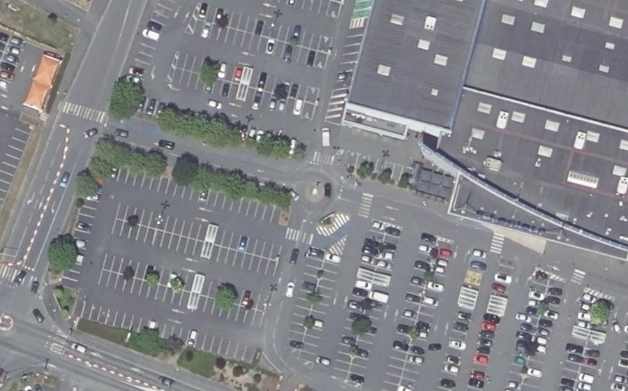 Vue aérienne du Rond-point anonyme n°260752529