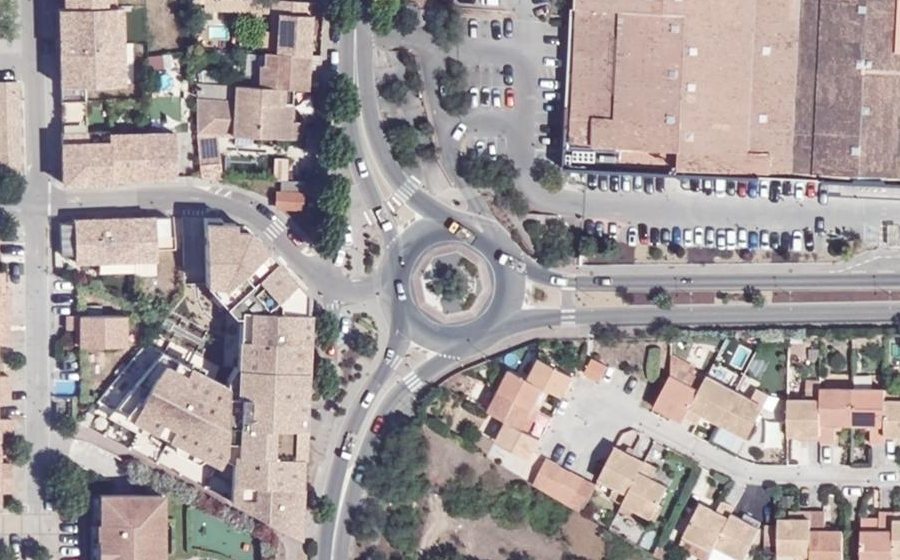 Vue aérienne du Rond-point anonyme n°26083685