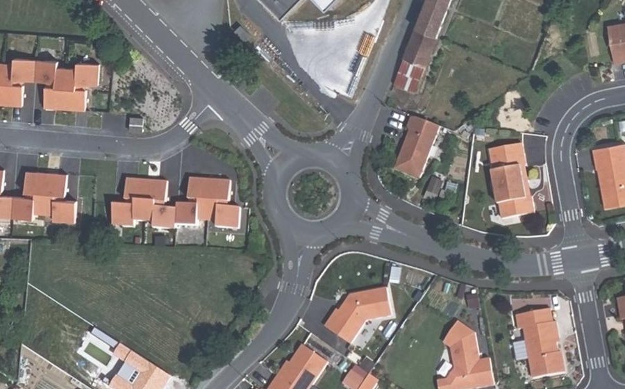 Vue aérienne du Rond-point anonyme n°260855324