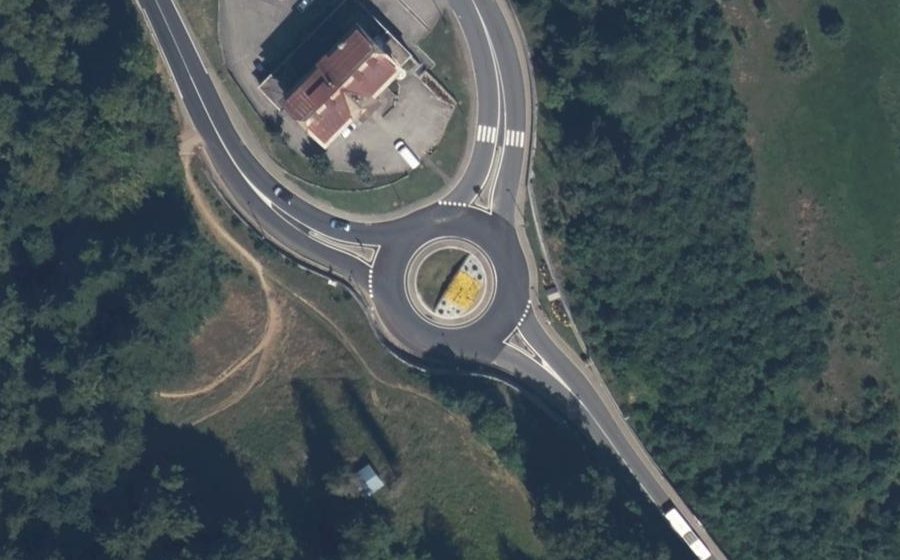 Vue aérienne du Rond-point anonyme n°260886677