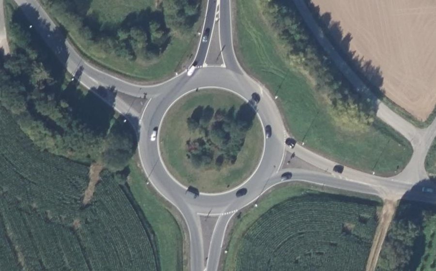 Vue aérienne du Rond-point anonyme n°26094660