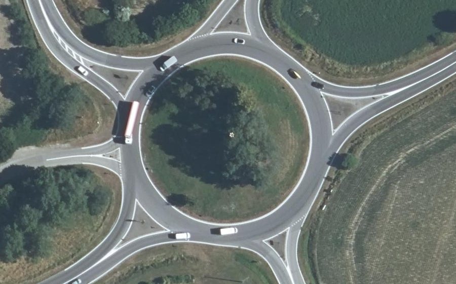 Vue aérienne du Rond-point anonyme n°26096362