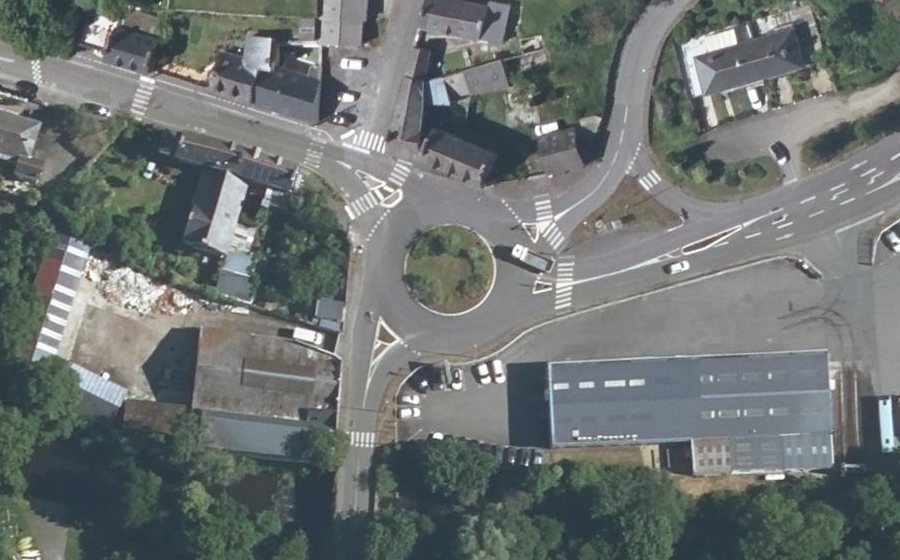 Vue aérienne du Rond-point anonyme n°26099205