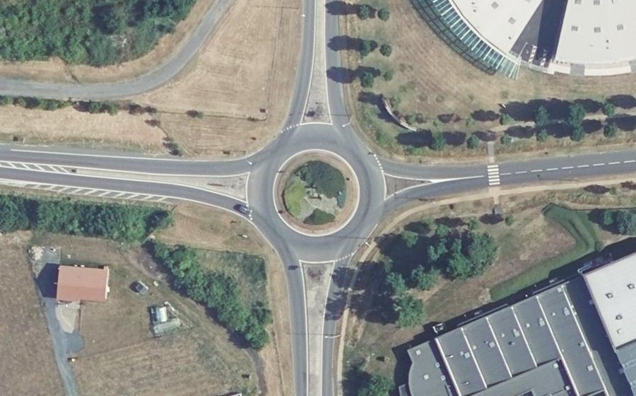 Vue aérienne du Rond-point anonyme n°26105117