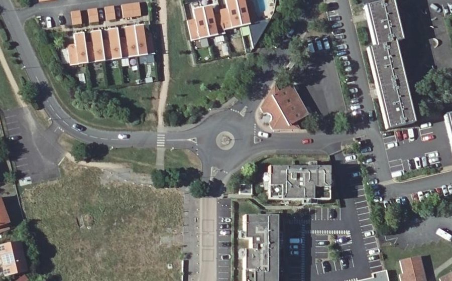 Vue aérienne du Rond-point anonyme n°26107942