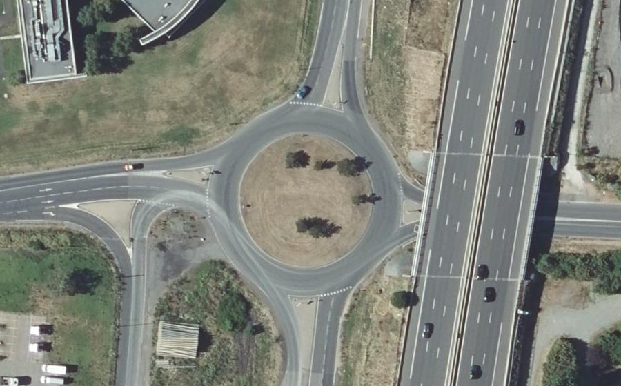 Vue aérienne du Rond-point anonyme n°26107947