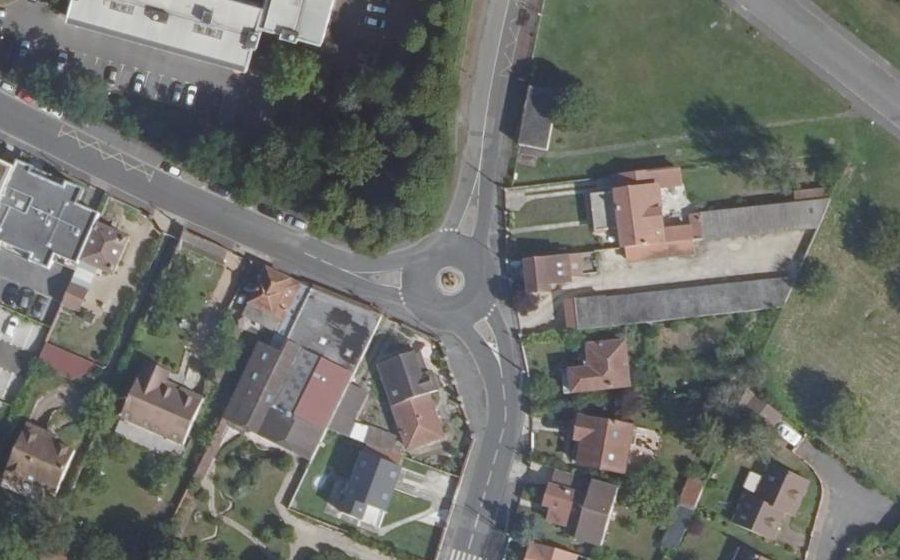 Vue aérienne du Rond-point anonyme n°261084601
