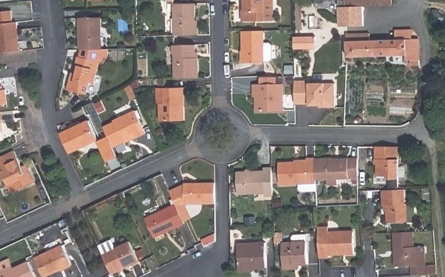 Vue aérienne du Rond-point anonyme n°261086857