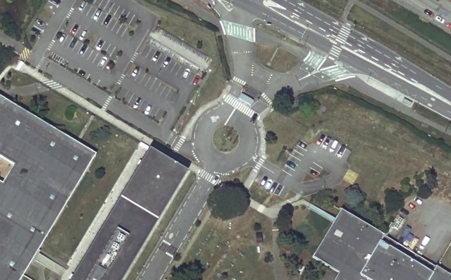 Vue aérienne du Rond-point anonyme n°261096449