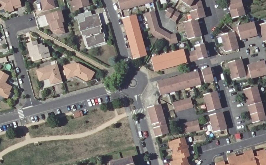 Vue aérienne du Rond-point anonyme n°26109932
