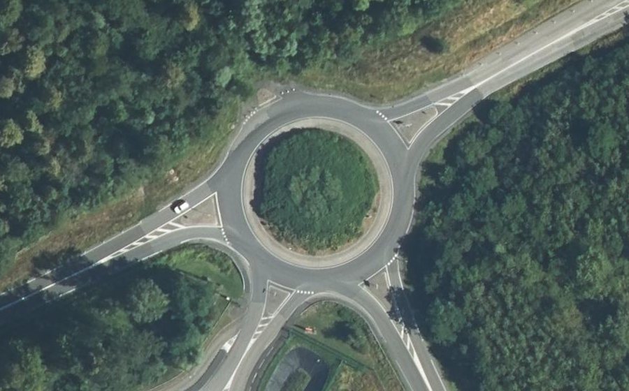 Vue aérienne du Rond-point anonyme n°26114181
