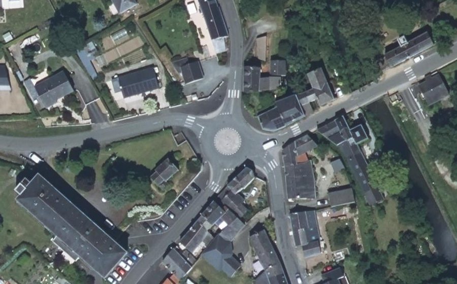 Vue aérienne du Rond-point anonyme n°261156396