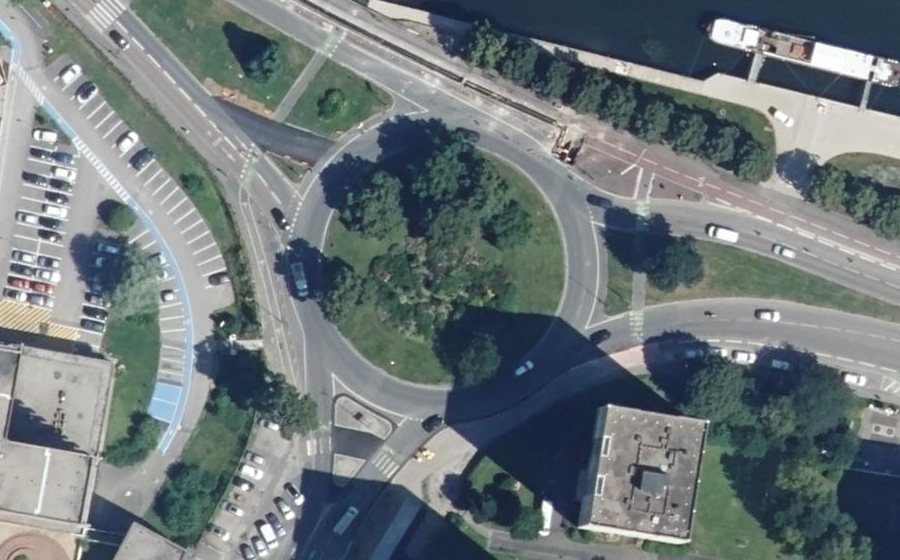 Vue aérienne du Rond-point anonyme n°26120882